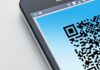 Free High-resolution close-up of a smartphone displaying a QR code on its screen. Stock Photo
