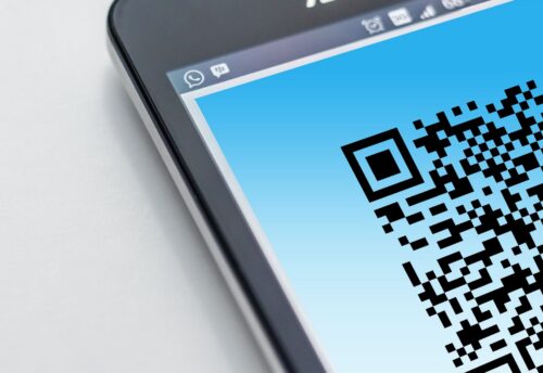 Free High-resolution close-up of a smartphone displaying a QR code on its screen. Stock Photo