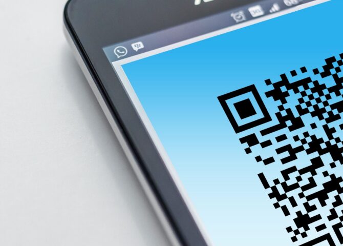 Free High-resolution close-up of a smartphone displaying a QR code on its screen. Stock Photo